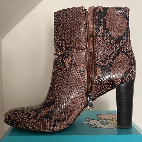 Ann Taylor genuine leather ankle boots in Women’s 9 1/2. - Picture 3 of 4